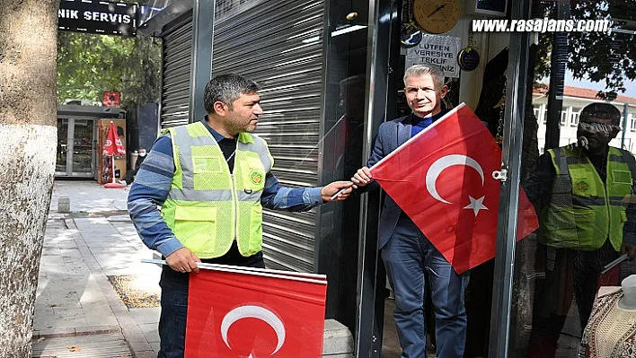 Cumhuriyetin 100. Yılında 10 Bin Bayrak Dağıtıldı