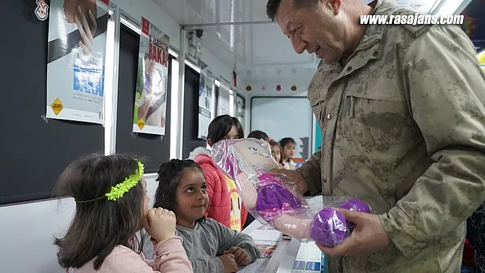 Depremzede Çocuklara Jandarma'dan Nazari ve Uygulamalı Trafik Eğitimi