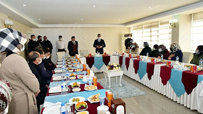 Diyarbakır'da Evlat Nöbeti Bekleyen Anneler, Gara Şehidimizi Ziyaret Etti