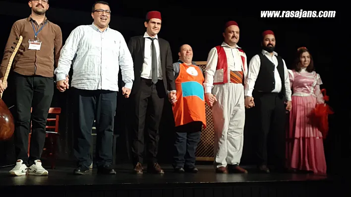 Dünya Tiyatro Günü'nde Gençler 'Perde' Dedi