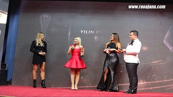 Esin Yum, yılın televizyon programcısı ödülünü aldı