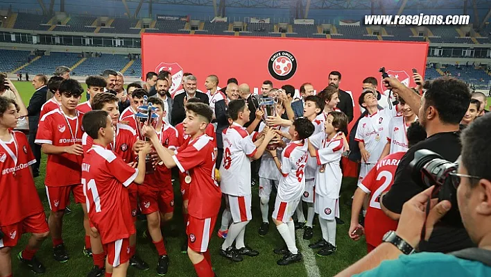 Futbolseverler Mersin'de Depremzedeler İçin Omuz Omuza Verdi