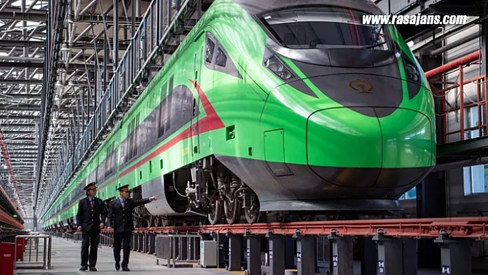 Fuxing treni, 453 kilometre hıza ulaşarak rekor kırdı