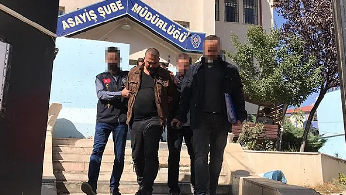 Gasp ettikleri malzemeleri paylaşamayınca bir birlerini vurdular