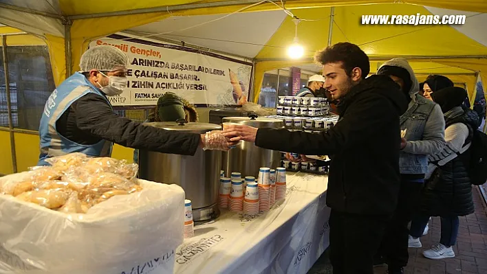 Gaziantep Büyükşehir, Final Sınavlarında Öğrencilere Yemek İkramı Yapıyor