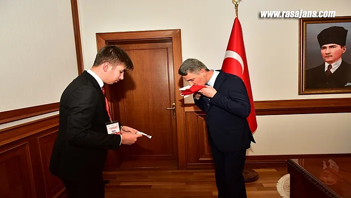 Gaziantep'in Şehit Toprağı ve Şanlı Bayrağımız Valimiz Tarafından Teslim Alındı