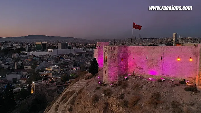 Gaziantep Kalesi Mor Renge Büründü!