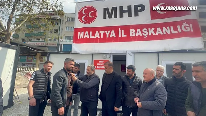 Gelecek Partisi'nden istifa ederek MHP'ye katıldılar