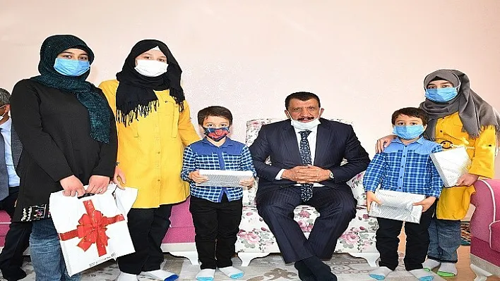 Gürkan'dan Öğrecilere Tablet Sürprizi
