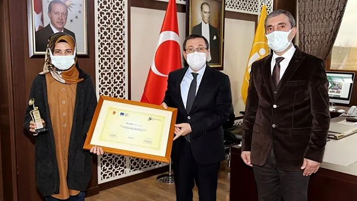 İletişim Fakültesi'ne Türkiye Gazeteciler Cemiyeti'nden Ödül