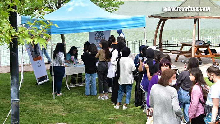İmza Günü Etkinlikleri Yoğun İlgiden Açık Alanda Yapıldı