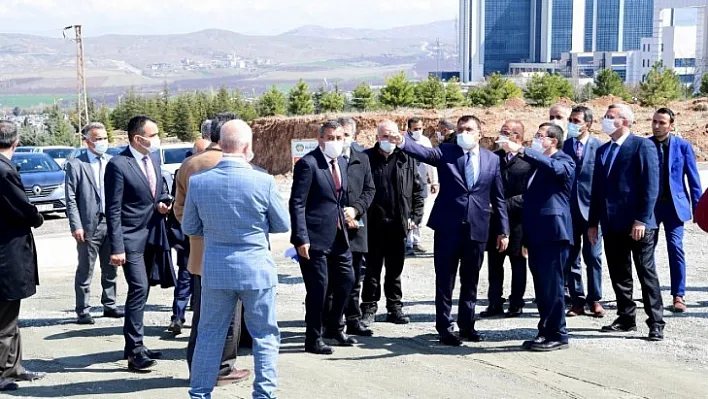 İnönü Üniversitesi İçerisinde 3 Km Uzunluğunda 40 Metre Genişliğinde Yol Açıldı