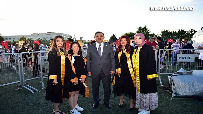 İnönü Üniversitesinde Mezuniyet Sevinci