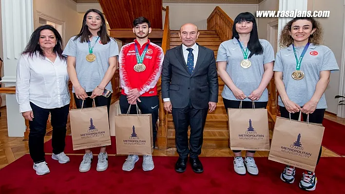 İşitme engelli olimpiyat şampiyonları Başkan Soyer'i ziyaret etti