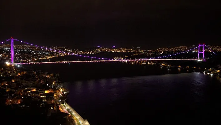 İstanbul'un Köprüleri Mor Renkle Işiklandirildi