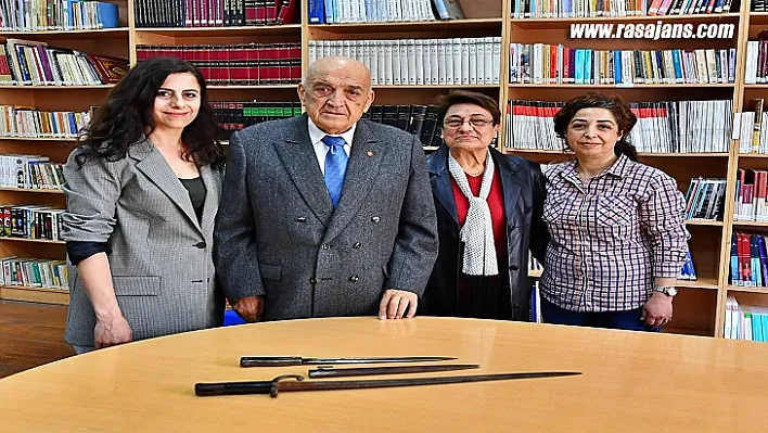 İzmirliler 100. Yıl Anı Evi için sandıkları açtı