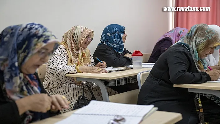 Kadınlar Sıralarında Okuma Yazma Öğreniyor