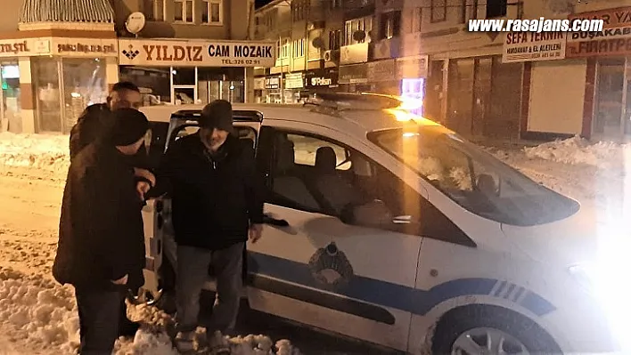 Kayıp Alzheimer Hastasını Battalgazi Zabıtaları Ailesine Teslim Etti