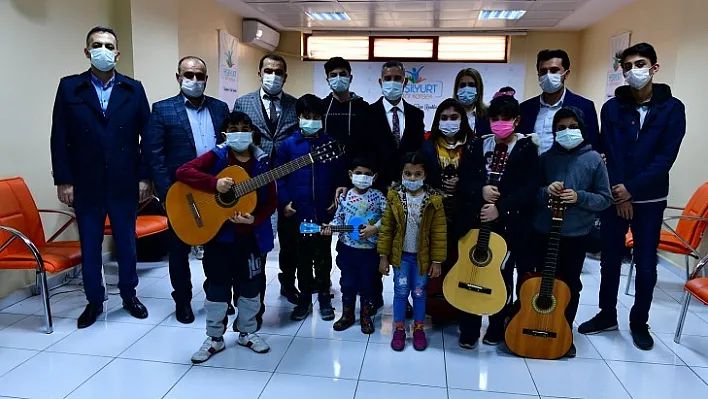 Kent Konseyi Gitar Kursu, Müslüm Gürses'in Şarkılarıyla Açıldı