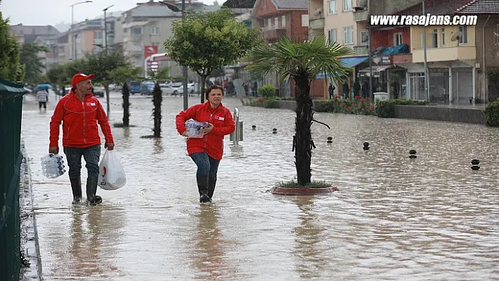 Kızılay Batı Karadenizdeki Sel Felaketine Müdahale Etmek İçin Sahaya İntikal Etti