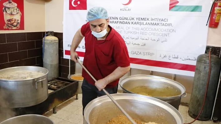Kızılay Gazze'de Okullara Sığınanlara Sıcak Yemek Dağıtımına Başladı