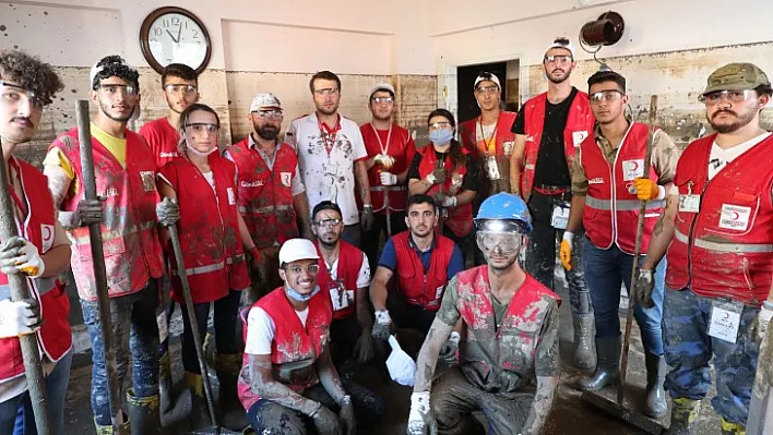 Kızılay Gönüllüleri Ev ve İş Yerlerinin Temizlenmesine Yardımcı Oluyor
