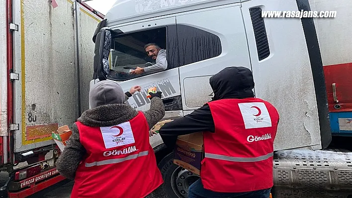 Kızılay'ın Yolda Kalanlara Yardımı Devam Ediyor
