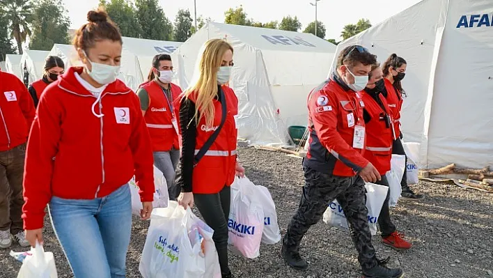 Kızılay Süzer işbirliği ile depremzede çocuklara giyecek ve uyku tulumu desteği