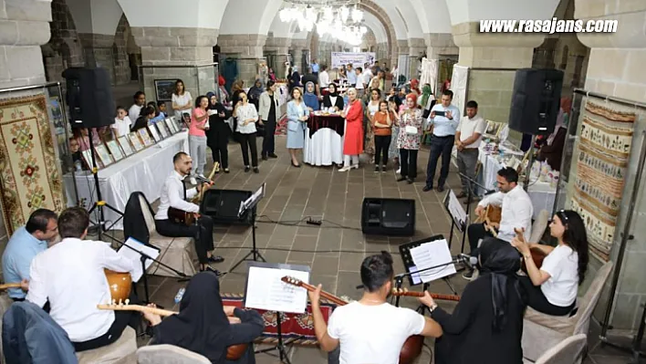Kursiyerlerin El Emeği Ürünleri Kervansaray'da Sergileniyor