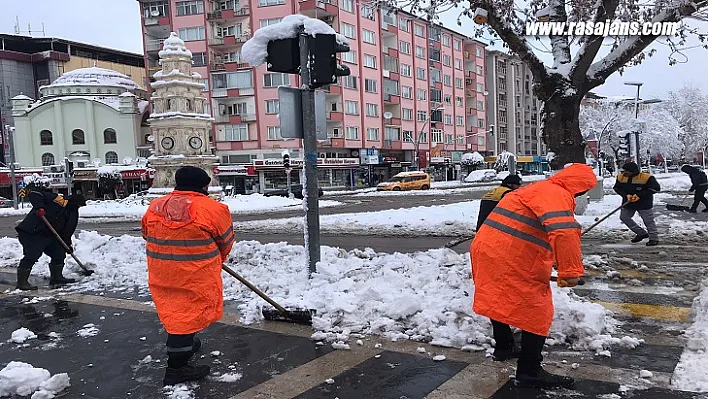 Malatya Geneli 72 Mahallede Yol Açma Kar Küreme Çalışmaları