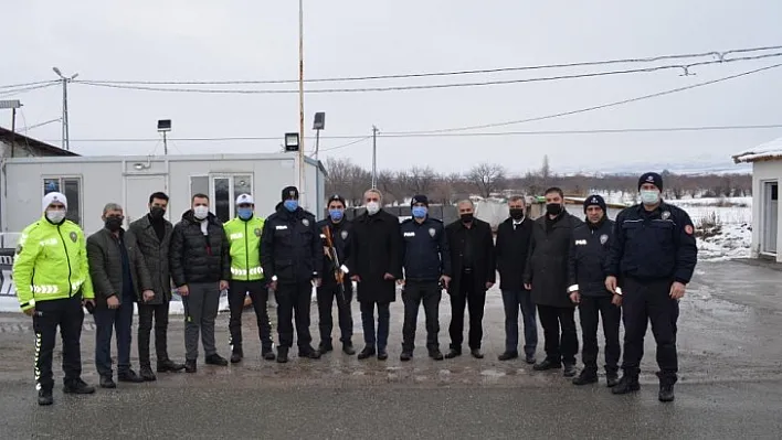 Malatya ve Van'da Denetim Yapan Polislere Tatlı İkramı