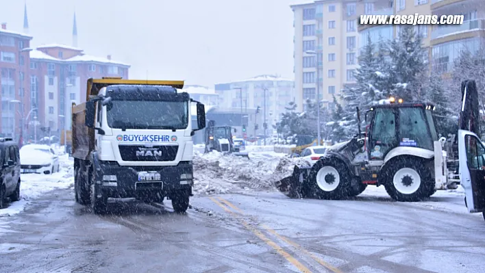 Maski Ekiplerinden Kar Temizliğine Tam Destek 