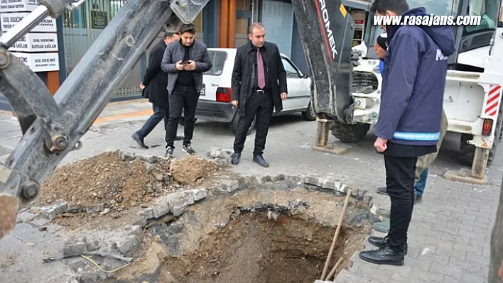 Maski, Gece Dinliyor, Gündüz Çözüyor