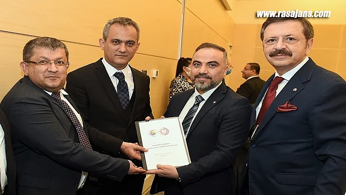 Mesleki eğitim dosyası Bakan Özer'e sunuldu