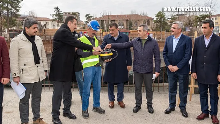 Meydanlar Her Kesim ve Kesitten İnsanın Aynı Havayı Teneffüs Ettiği Alanlardır