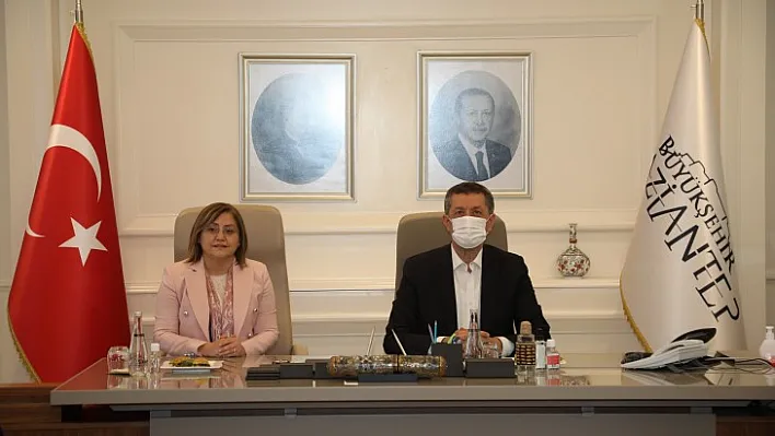 Milli Eğitim Bakanı Ziya Selçuk, Başkan Şahin'i Makamında Ziyaret Etti!