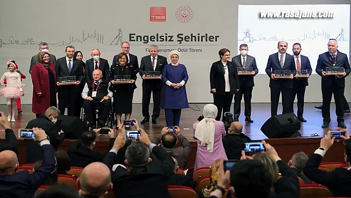 Ödülü Başkan Şahin Emine Erdoğan'ın Elinden Aldı