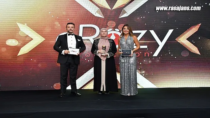 Özlem Yıldız Elinden Belma Dönertaş'a Ödül