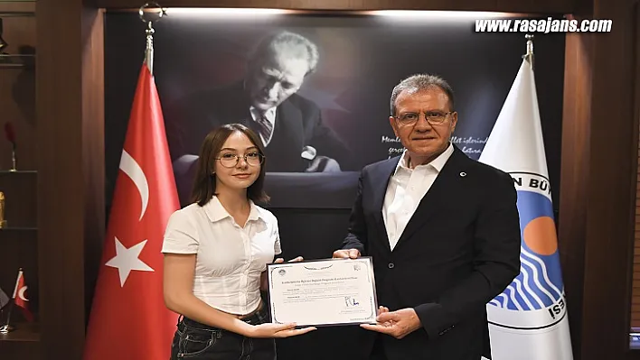 Seçer'den Gençlere Her Şeyden Öte Mutlu Olun