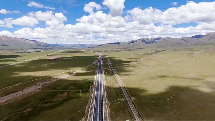 Tibet'te dünyanın en yüksek otoyolu hizmete girdi