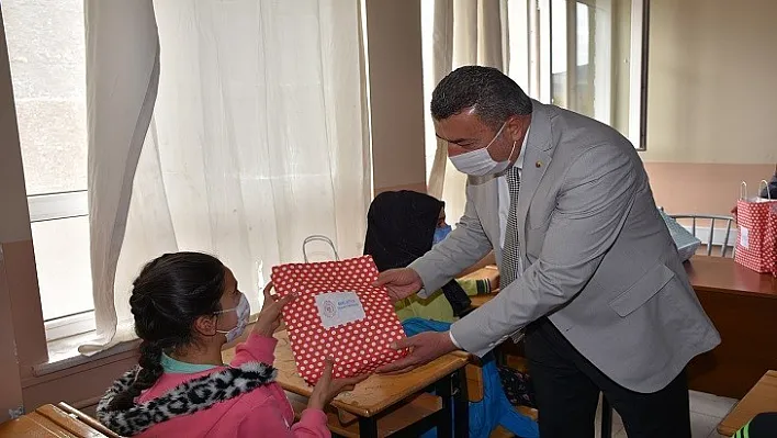 Ticaret Borsasından Öğrencilere Kırtasiye Ve Spor Malzemesi Yardımı