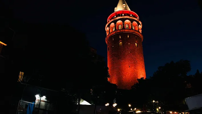 Türkiye'nin Sembol Bina Ve Tarihi Yapıları Kızılay İçin Kırmızı Işıkla Aydınlandı