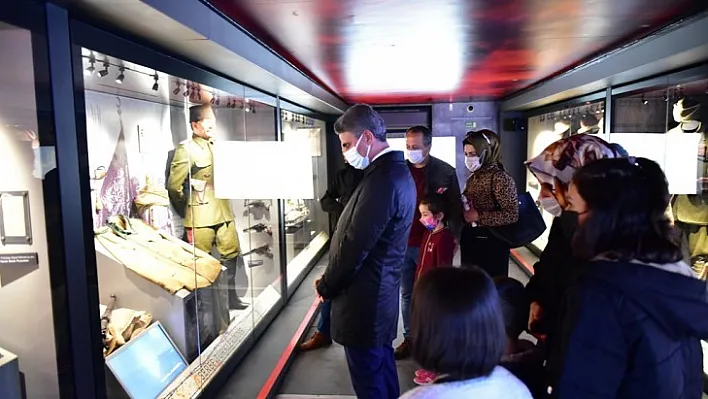 Vali Baruş, Çanakkale Savaşları Mobil Müzesini Ziyaret Etti