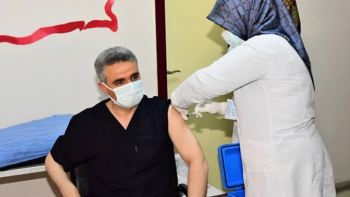 Vali Baruş, Covid-19 Aşısının İlk Dozunu Yaptırdı