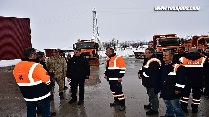 Vali Baruş Darende'de Yol Temizleme Çalışmalarına Katıldı