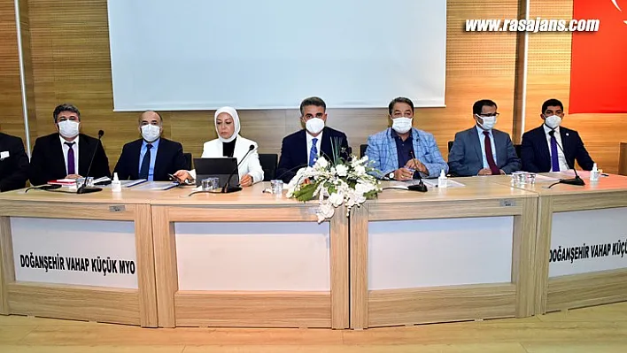 Vali Baruş Doğanşehir'de Tütün Üreticileri ile Bir Araya Geldi
