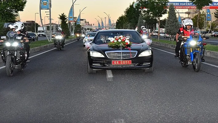 Vali Baruş Makam Aracını Gazimizin Düğünü İçin 'Gelin Arabası' Yaptı