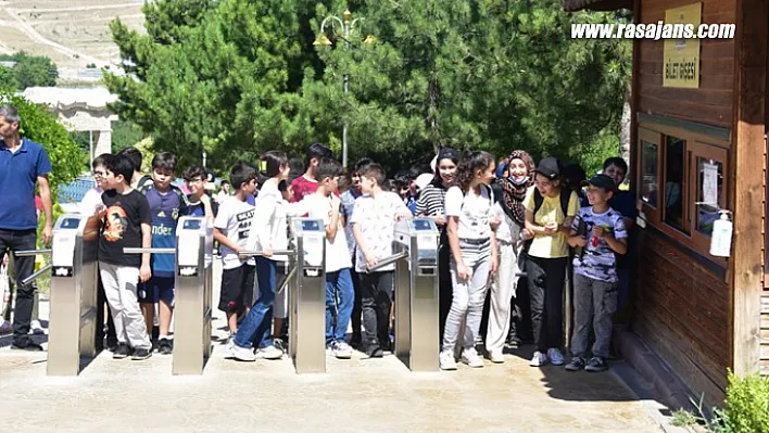 Yaz Okulu Öğrencileri Hayvanat Bahçesini Gezdi