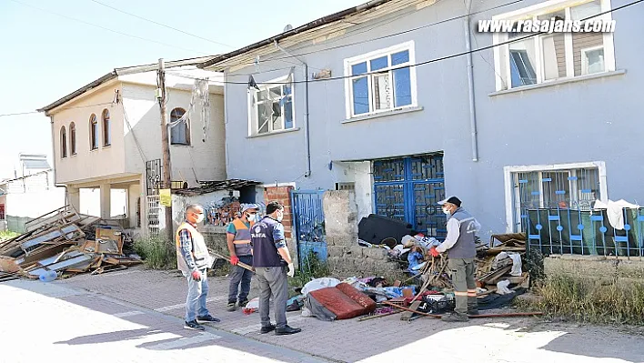 Yeşilyurt Belediyesi Ekipleri Çöp Evi Temizleyip, Dezenfekte Etti