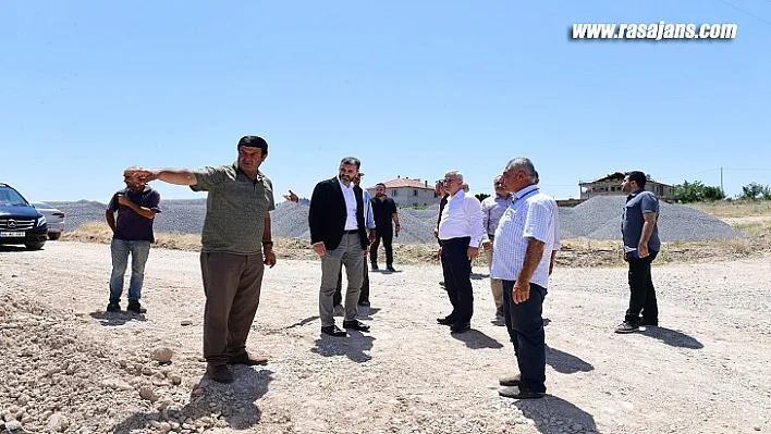 Yeşilyurt'un Kırsal Bölgelerinde Yol Yenileme Hizmetleri Ağırlık Kazandı